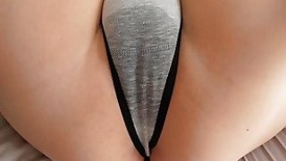 Mendorong celana dalamnya yang basah ke samping dan meniduri vaginanya yang ketat dari dekat