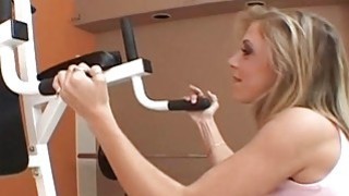 Mahasiswi remaja seksi di gym
