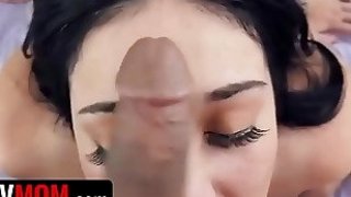 Ibu tiri membutuhkan bantuan anak tirinya untuk mencukur vaginanya
