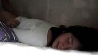 Gadis Malaysia yang tampan dan mainan putranya menggedor di tempat tidur