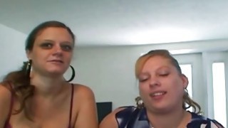 Dua pekerja seks nyata memamerkan payudara gemuk
