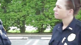 Polisi berambut coklat diisi oleh dong hitam di luar rumah