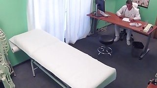 Dokter mengeluarkan mainan seks dari vagina pasien