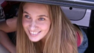Wanita cantik Rusia yang memesona berhubungan dengan pria yang terangsang untuk bercinta di dalam mobil