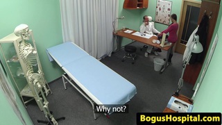 Amatir nyata spycam dijilat oleh dokternya
