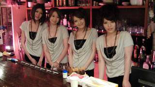 Pelayan Jepang seksi sedang bekerja