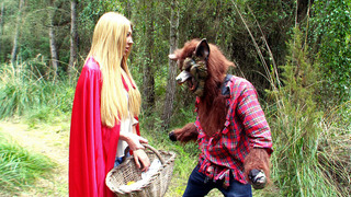 Lexi Lowe sebagai Little Red Riding Hood bertemu dengan serigala jahat