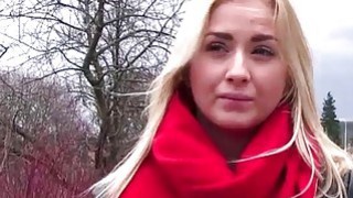 Pirang Euro yang lucu, Cayla Lyons, memperdagangkan vaginanya untuk memperdagangkan
