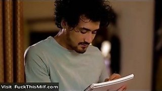 Nakal milf rayveness memamerkan payudara alami yang besar saat digambar oleh artis anak tirinya