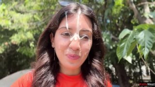 Katty west mendapat oral seks luar ruangan yang liar dengan orang asing dan wajah tertutup air mani di semak-semak