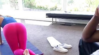 Instruktur yoga panas Layla Price berhubungan seks kasar antar ras