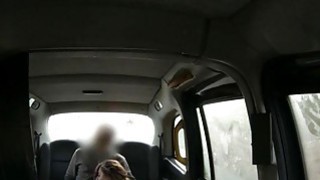 Penumpang Busty dipaku oleh sopir cabul di taksi