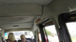 Lesbian pirang menjilati taksi palsu