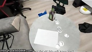 Bangun dengan tetangga saya telanjang di tempat tidur setelah pesta dan memutuskan untuk menidurinya lagihkzfhl